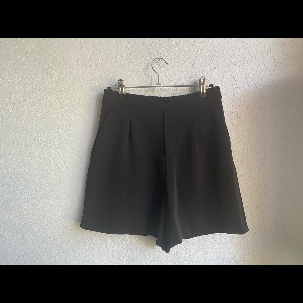 Uniqlo women's size S 26-27 black dressy high waisted shorts good used condition